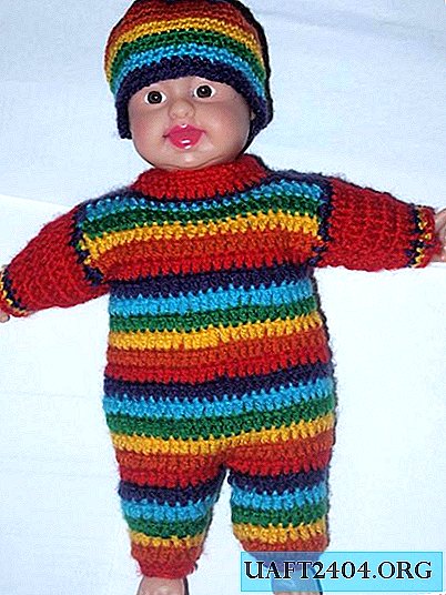 Gestricktes buntes Kostüm für eine 25 cm große Babypuppe
