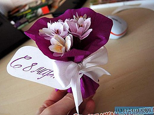 Tarjeta de felicitación para el 8 de marzo: un ramo de flores en miniatura