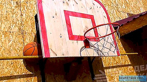 Papan basket dari sudut bangunan dan papan