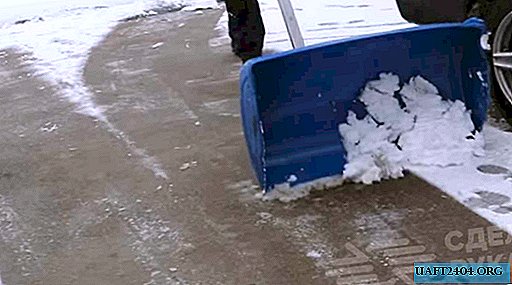 Pá de neve grande sobre rodas de um barril de plástico