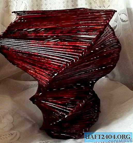 Vaso grande espiral feito de trepadeiras de papel
