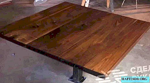 Grande table en bois avec une jambe de tuyau de profil