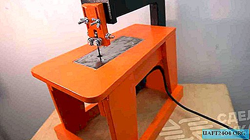 Budget jigsaw machine made of jigsaw and plywood