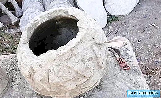 Maceta de cemento con la textura de la roca sobre una pelota de goma