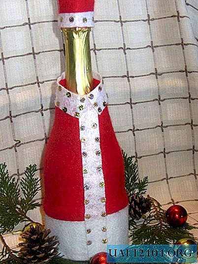 Ziemassvētku vecītis uz šampanieša pudeles