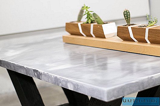 Nous fabriquons une table "marbre" en béton à base de bois brûlé