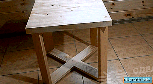 Mesa de madera hecha de trozos de torneado