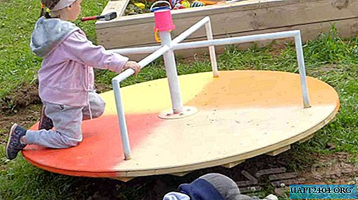 Carrousel voor kinderen van planken, multiplex en pijpschroot