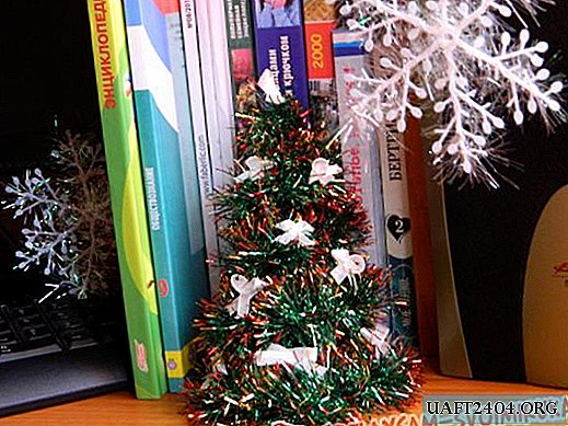شجرة عيد الميلاد مصنوعة من بهرج