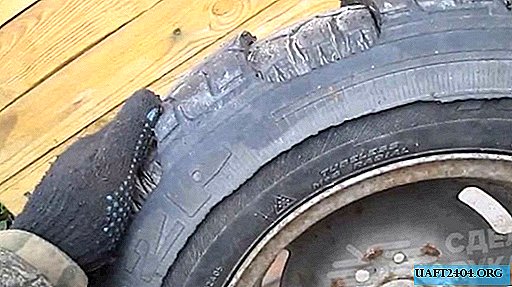 Pneus de lama em um carro de pneus velhos