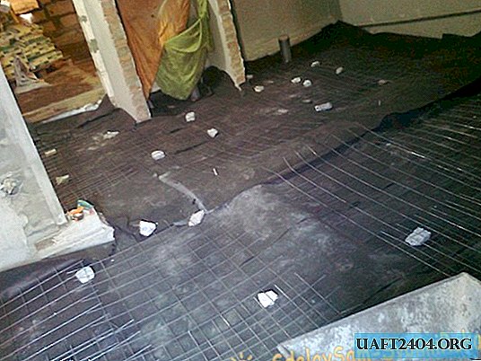 Instalación de alta calidad de un piso con aislamiento térmico de agua.