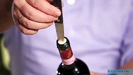 كيفية فتح زجاجة من النبيذ دون المفتاح
