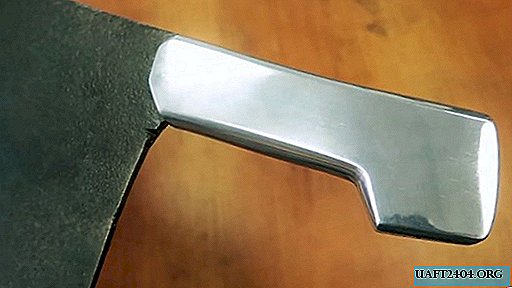 Cara melemparkan gagang aluminium ke pisau atau golok