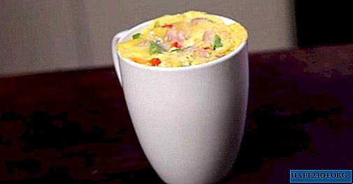 Como cozinhar uma omelete em uma caneca