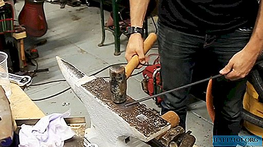 Wie man ohne Streichhölzer in einer Werkstatt Feuer macht, schmiedet