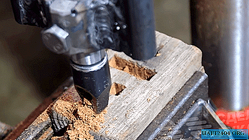 Cómo hacer agujeros cuadrados en un árbol en una máquina perforadora