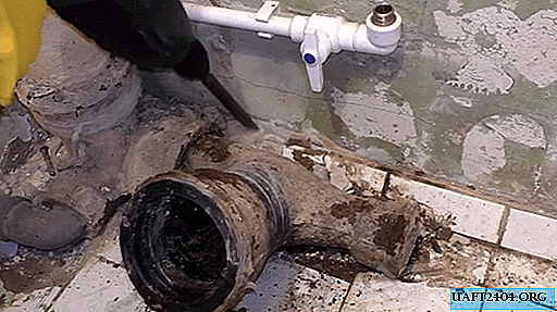 How to remove a tee from a socket of a cast-iron pipe