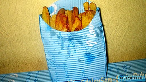Batatas fritas em um envelope de papel