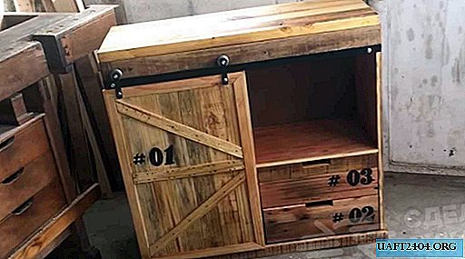 Mesa compacta con estantes para el taller casero.