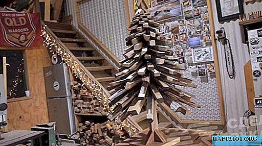 Linda árvore de Natal de madeira feita de madeira compensada e pedaços de tábuas