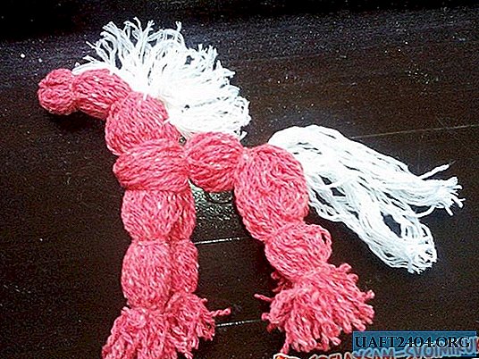 Cavalo vermelho feito de fios (toy-motanka)