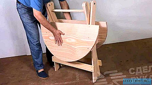Mesa dobrável redonda de madeira com bricolage
