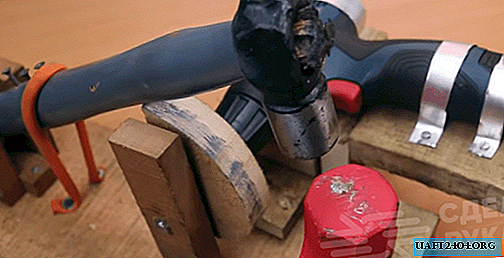 Forjando o mini martelo elétrico de uma chave de fenda ou broca