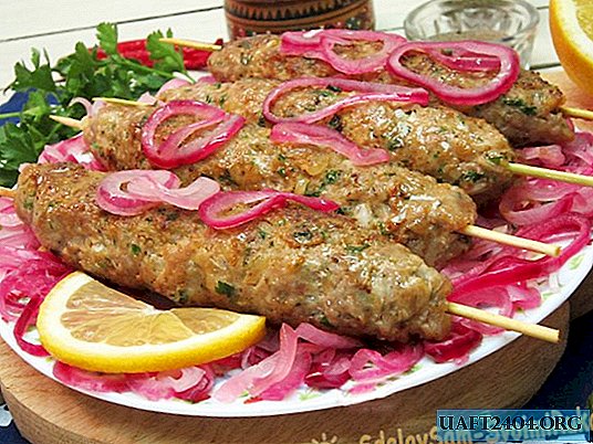 Kebab de porco em uma panela