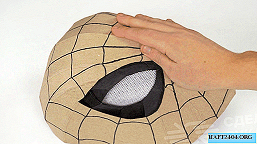 Topeng Spiderman terbuat dari karton polos