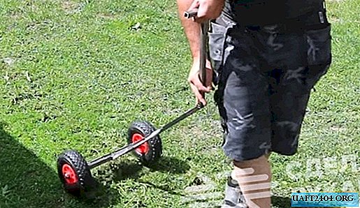 Mechanischer Rechen zum Reinigen des Rasens auf der Baustelle