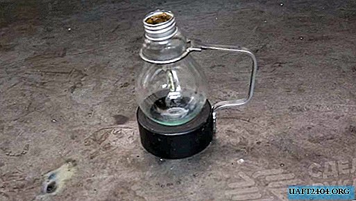 Mini lámpara de queroseno de una vieja bombilla incandescente