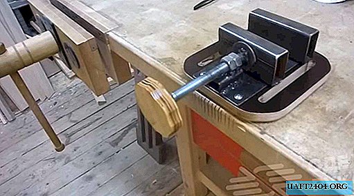 Führen Sie einen Schraubstock für eine Bohrmaschine aus einem professionellen Rohr und Sperrholz