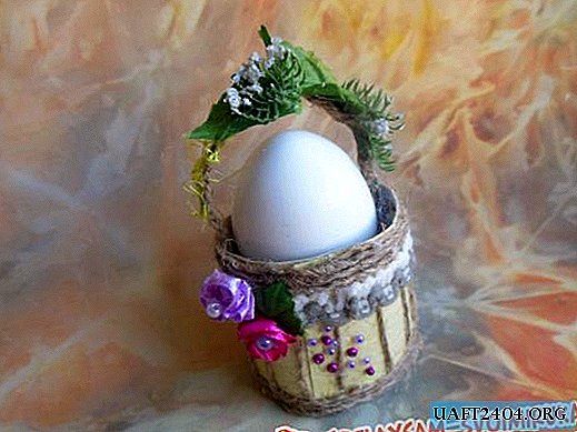 Canasta de huevos de pascua en miniatura