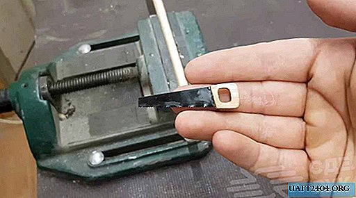 Serra manual em miniatura na madeira de uma lâmina de serra