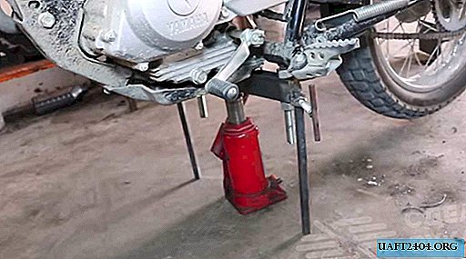 En "dyse" på en flaskestik til løft af en motorcykel