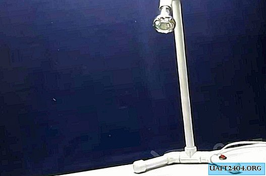 Stolová lampa vyrobená z polypropylénového potrubia