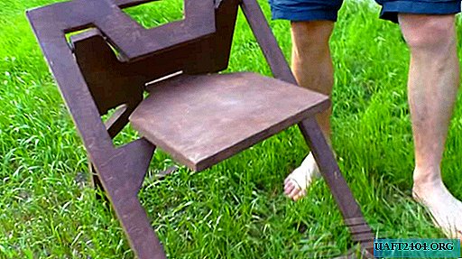Cadeira dobrável incomum feita de dois pedaços de madeira compensada