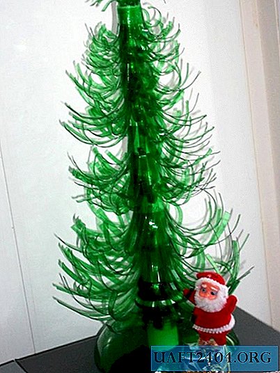 شجرة عيد الميلاد مصنوعة من زجاجة بلاستيكية
