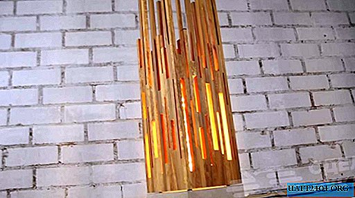 Oriģinālā galda lampa izgatavota no betona un koka