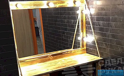 Marco original para el espejo con una mesa y un taburete.