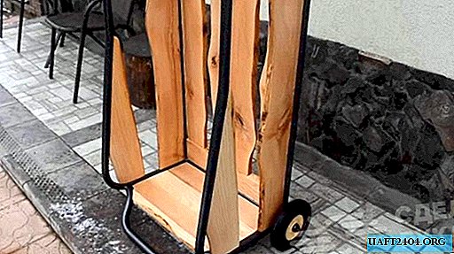 Le chariot original à partir de tuyaux et de planches pour le transport de bois de chauffage