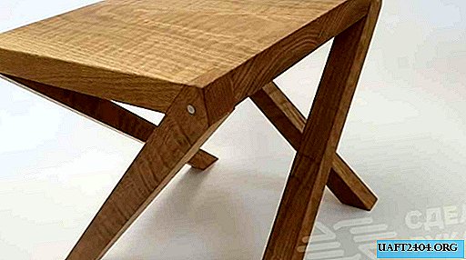 Оригінальний приставних столик з "кривими" ніжками