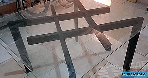 Table de bricolage originale avec plateau en verre