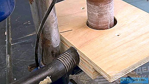 Dusting pad on a drilling machine during grinding