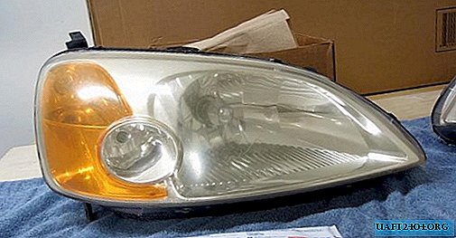 Polishing the headlights with toothpaste