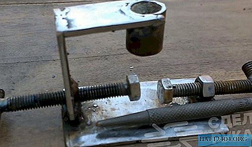 Tool for punching round workpieces