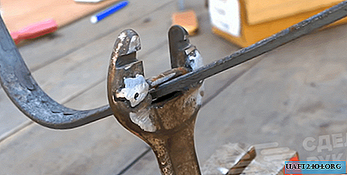 Werkzeug zum Biegen von Metallbändern aus einem Gabelschlüssel