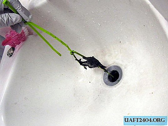 Rengøring af håndvask og badekar drænet med en nylon afstrygningsarmatur