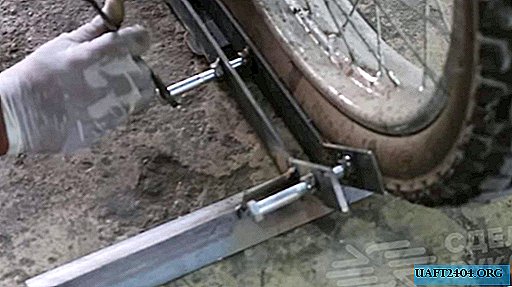 Un accesorio de metal simple para arreglar una motocicleta