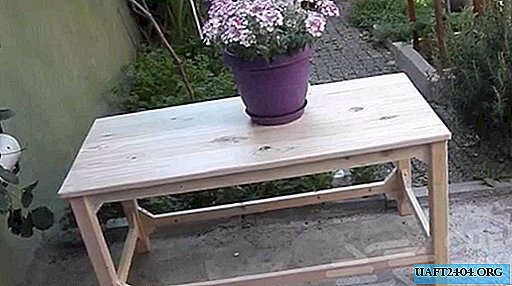 Uma mesa de madeira simples para casa ou jardim
